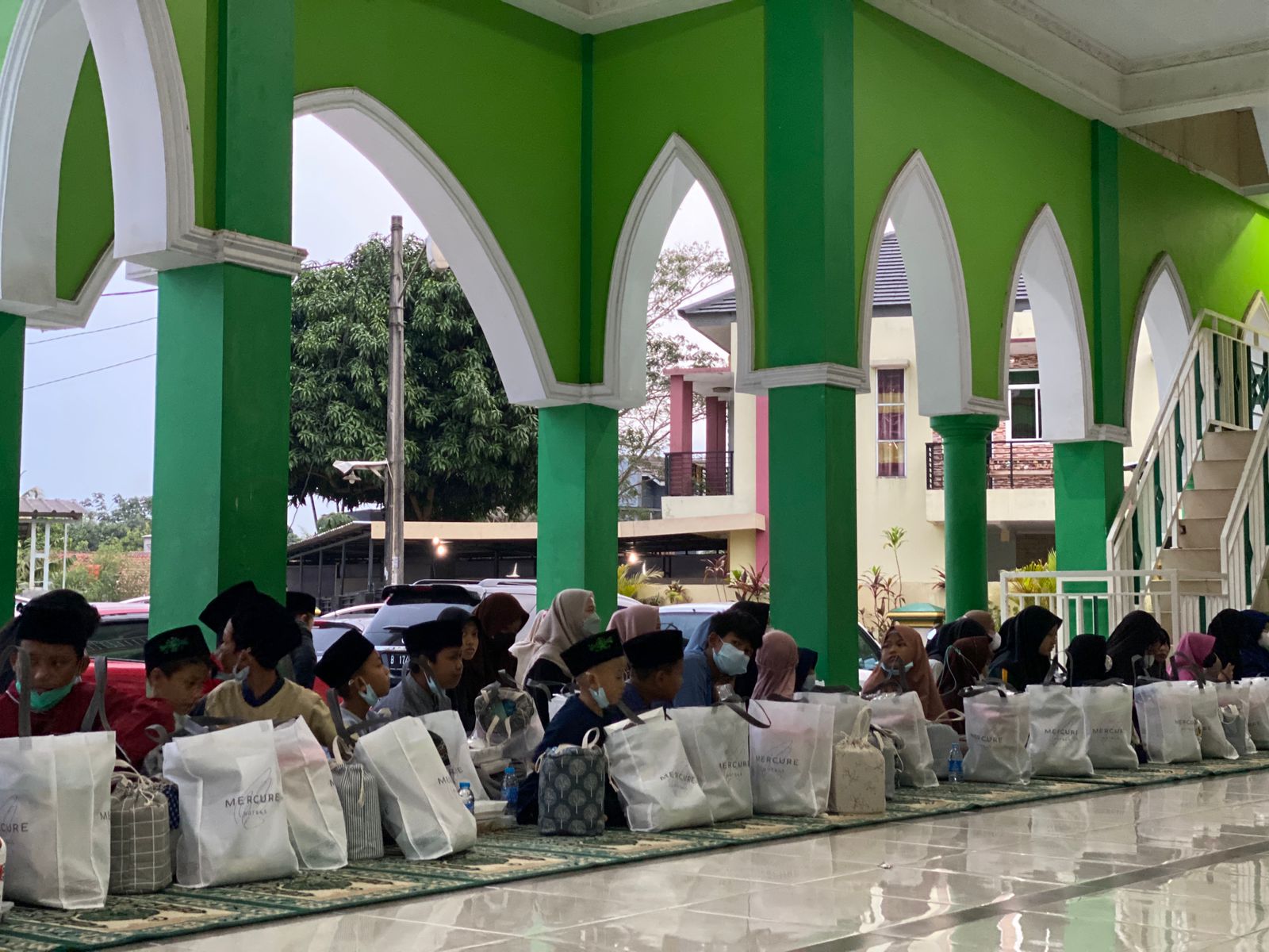 Indahnya Berbagi di Bulan Suci Ramadan,<br>Mercure Serpong Alam Sutera Santuni Anak-anak Disabilitas